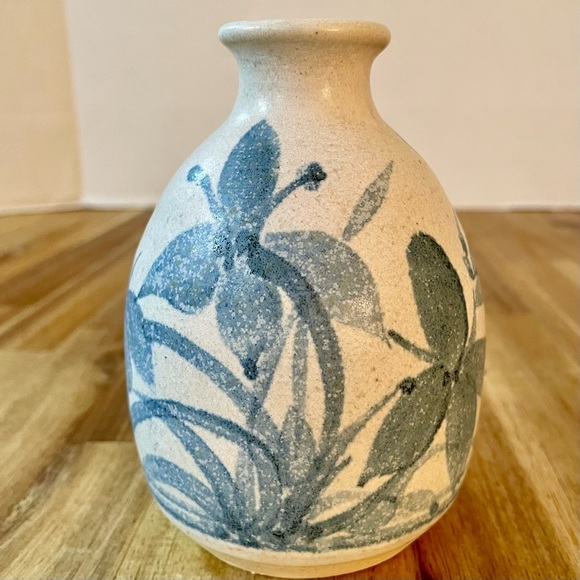 Studio Pottery Vase Artist Signed ‘91 Dusty Blue Flowers Floral 4.5” Tall VTG - Picture 4 of 9